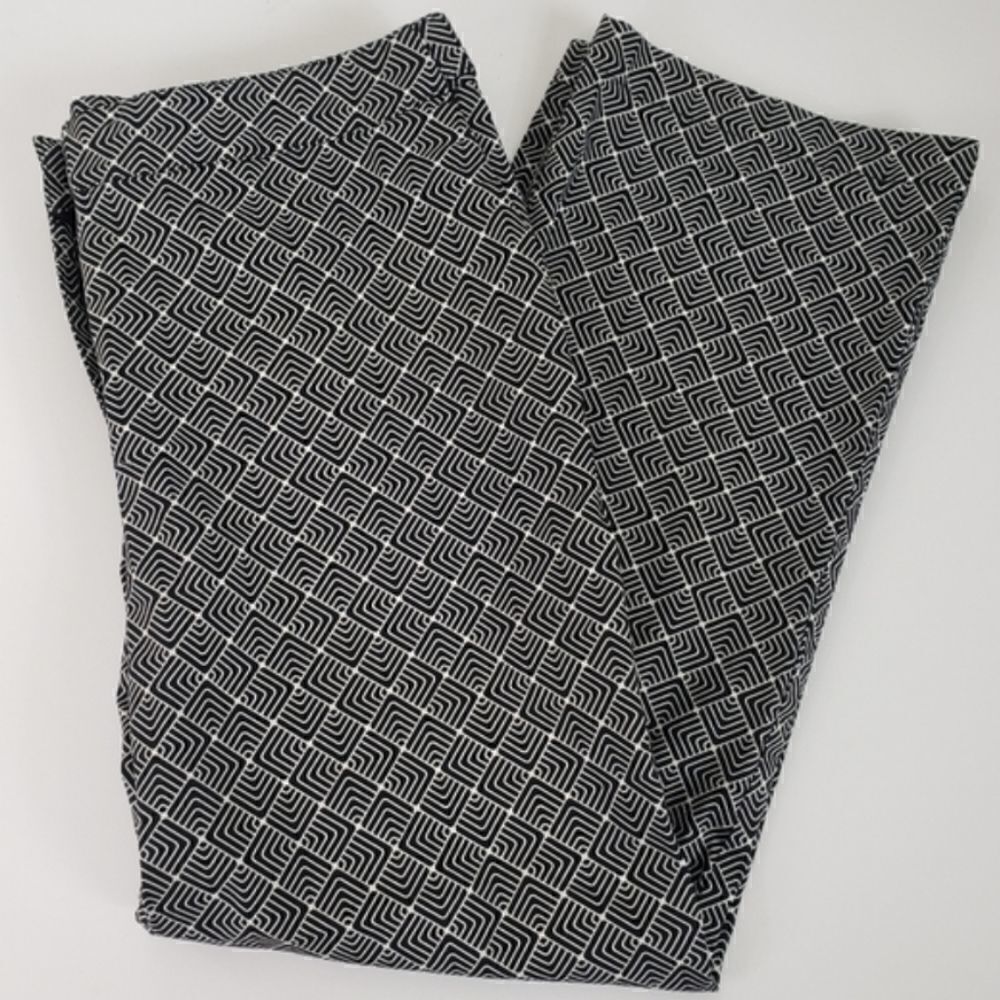 𝅺LIZ Claiborne Lizgolf Geometric Black and white size 4 capri bermuda golf pant - Picture 2 of 7